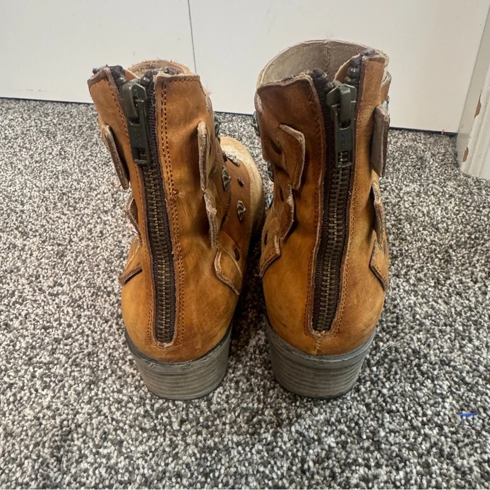 Women's Circle G Camel Harness & Studs Zipperr Ankle Boots Size 7